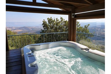 שוויץ באמירים - צימרים וספא - הג'קוזי והנוף