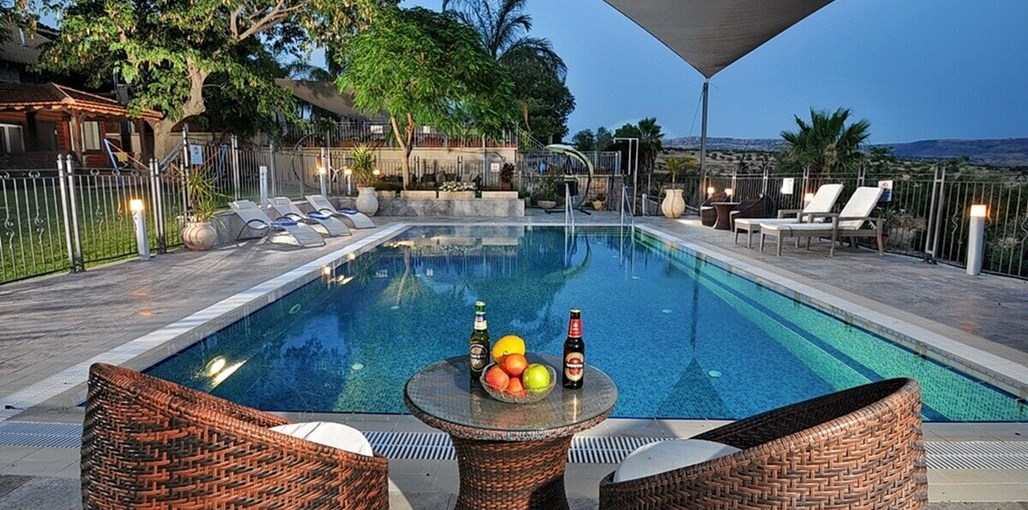 בקתות וולך בריכה וחצר (1).JPG