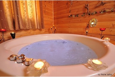 בקתות וולך - הבריכה והחצר