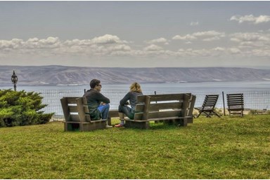 בקצה הכנרת - החצר, הנוף והג'קוזי