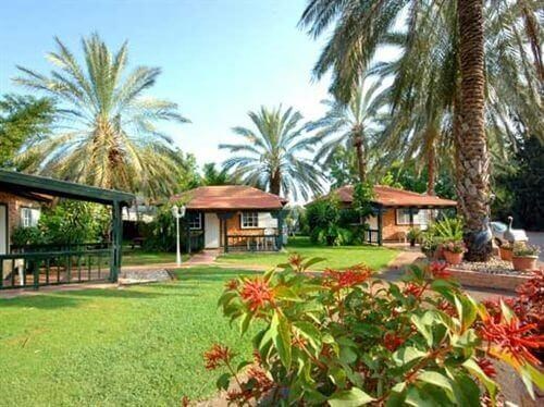 בתי נורית - בקתות למשפ' וזוגות ברמות החצר והנוף (12).jpg