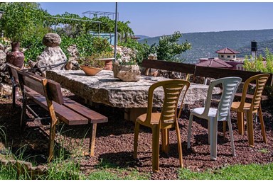 אלג'רמק  2000 - הבית בכפר אירוח דרוזי - החצר והנוף