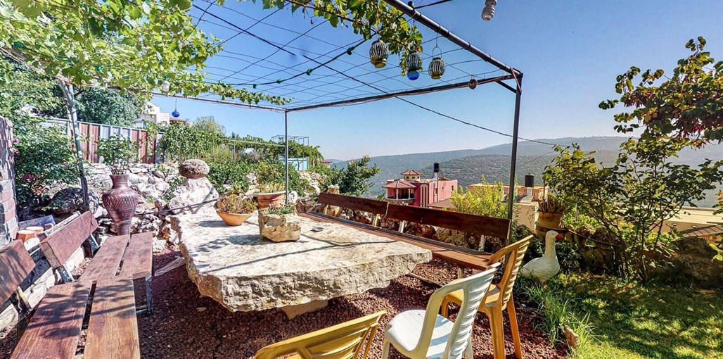 אלג'רמק 2000 - הבית בכפר אירוח דרוזי החצר (7).jpg