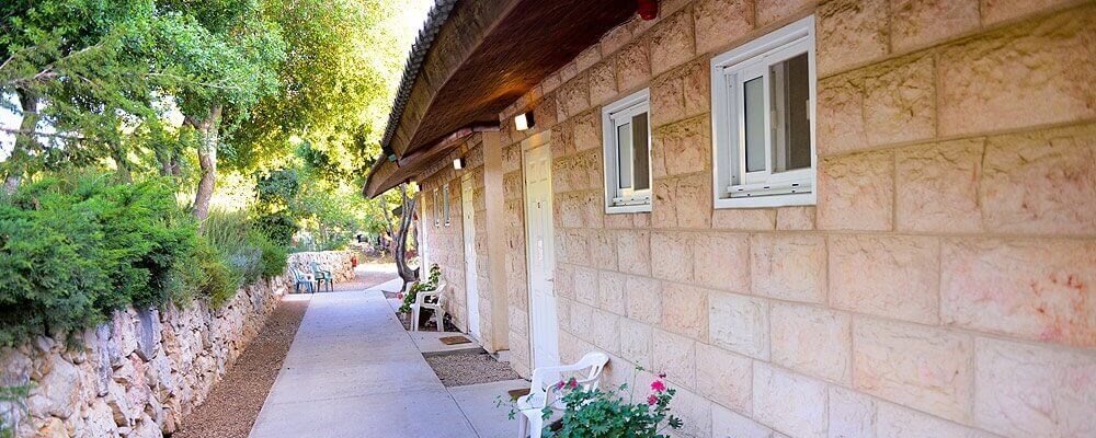 מלון לוגוס בהרים יד השמונה חדרי אבן (1).jpg