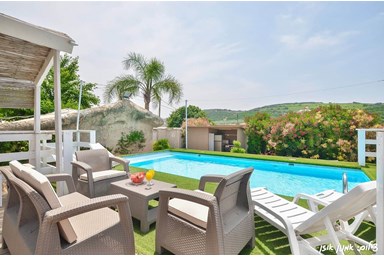 המערה המקורי - החצר והבריכה