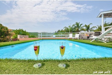 המערה המקורי - החצר והבריכה