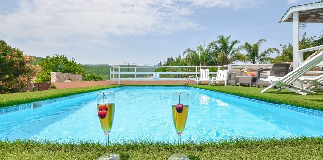 המערה המקורי חצר ובריכה (5).jpg