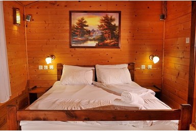 בקתות עמיחי - חצר המתחם