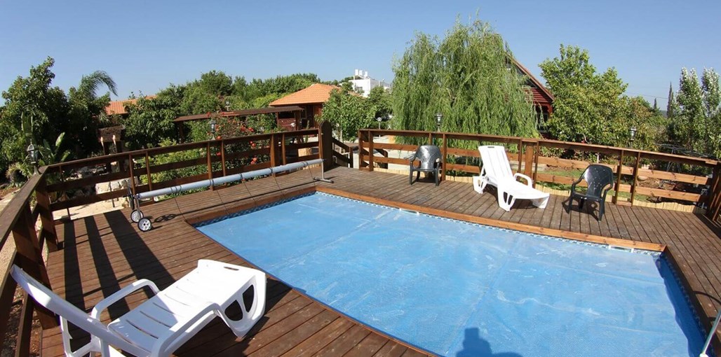 בקתות בטבע הבריכה והחצר (2).JPG