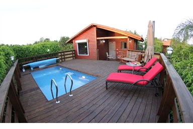 בקתות בטבע  - החצר והבריכה