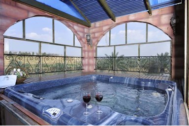 בקתות עץ - נוף ירדן - החצר, הבריכה והספא