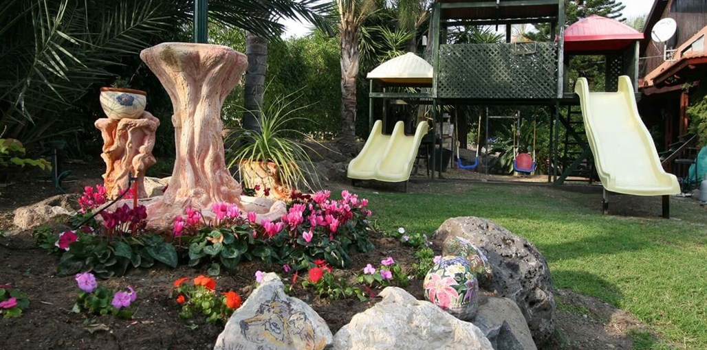 בקתות עץ - נוף ירדן החצר הבריכה והספא (10).JPG